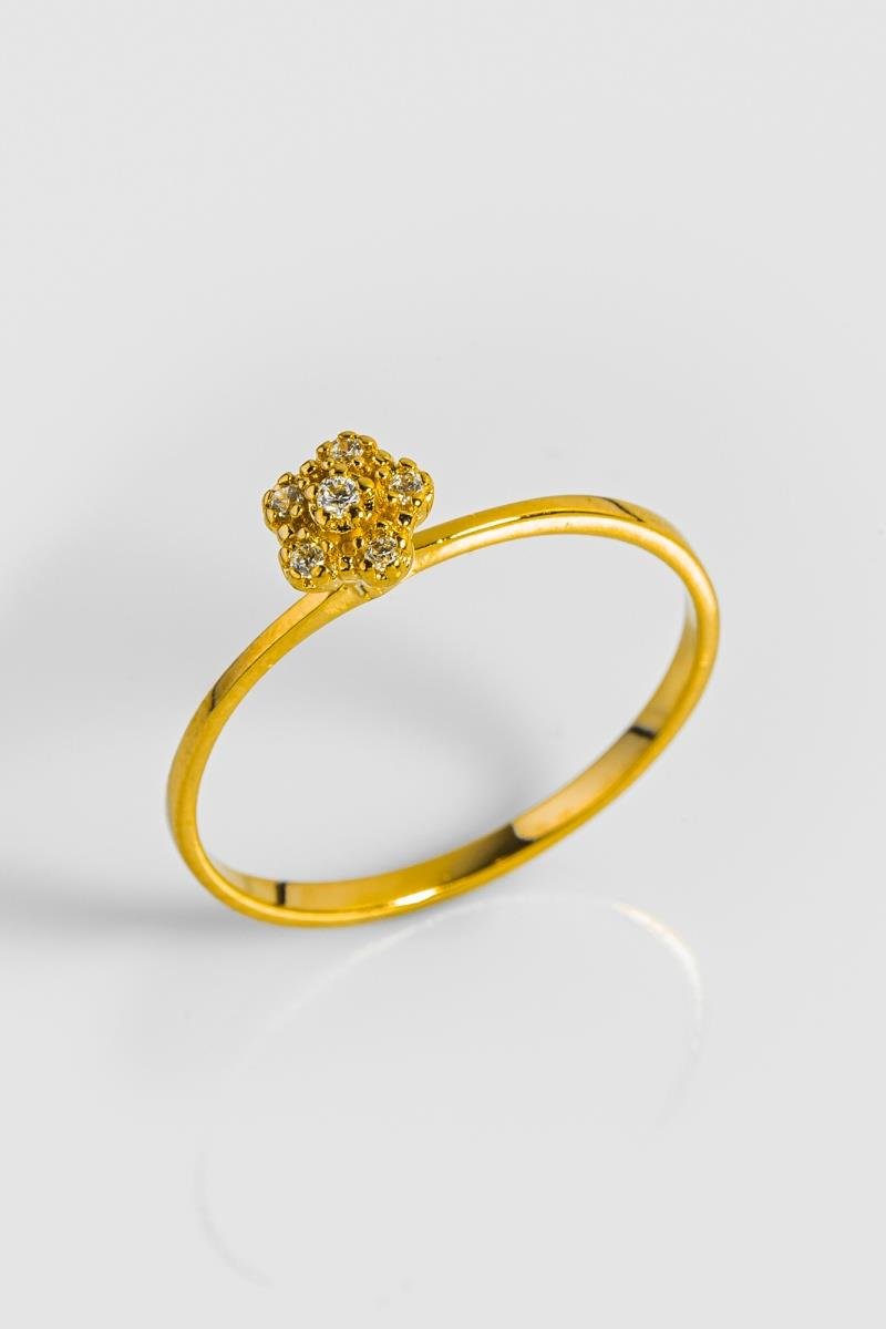 ANEL SOLITÁRIO CRAVEJADO EM ZIRCÔNIAS DETALHE DE FLORZINHA OURO