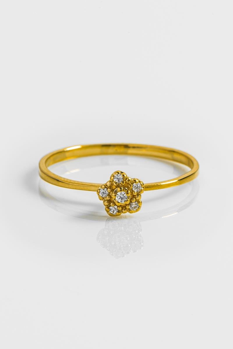 ANEL SOLITÁRIO CRAVEJADO EM ZIRCÔNIAS DETALHE DE FLORZINHA OURO