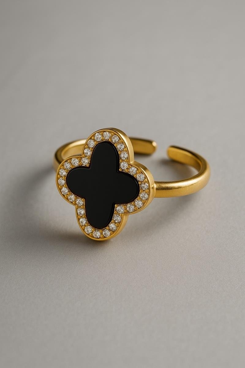 ANEL REGULÁVEL TREVO CRAVEJADO EM ZIRCÔNIAS 15X16MM OURO