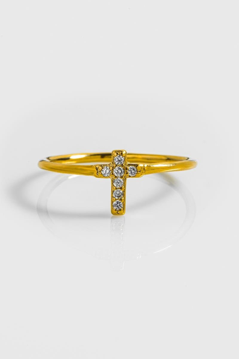 ANEL CRUZ CRAVEJADA EM ZIRCÔNIAS FIO LISO OURO