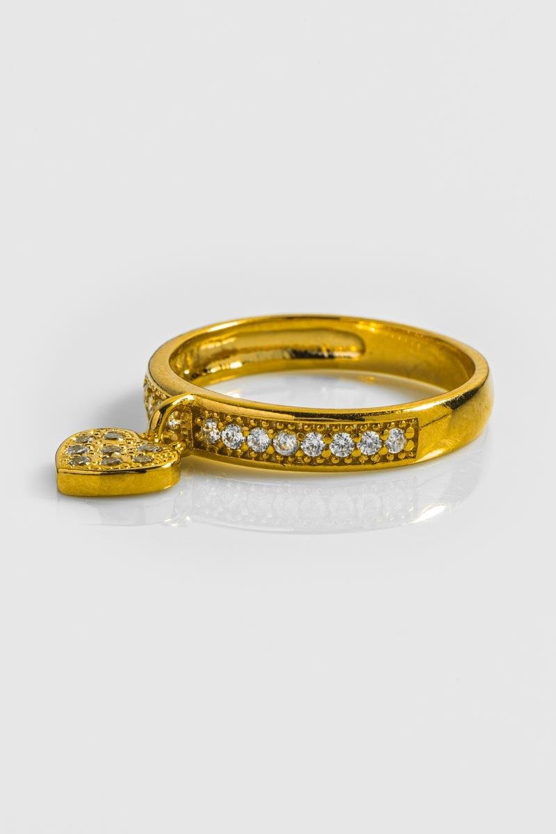 ANEL COM PINGENTE DE CORAÇÃO CRAVEJADO EM ZIRCÔNIAS DETALHE BOLEADO OURO