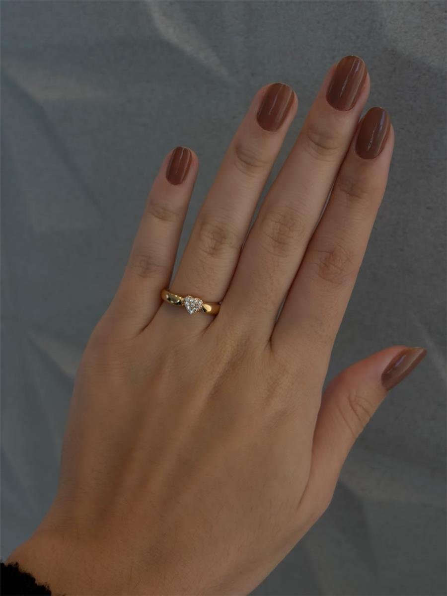 ANEL SOLITÁRIO CORAÇÃO CRAVEJADO EM ZIRCÔNIAS 5X6MM ARO GROSSO OURO