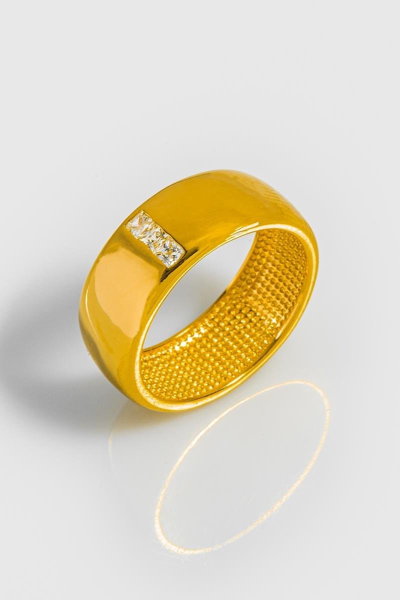 ANEL GROSSO COM DETALHE CRAVEJADO EM ZIRCÔNIAS 7MM ESPESSURA OURO
