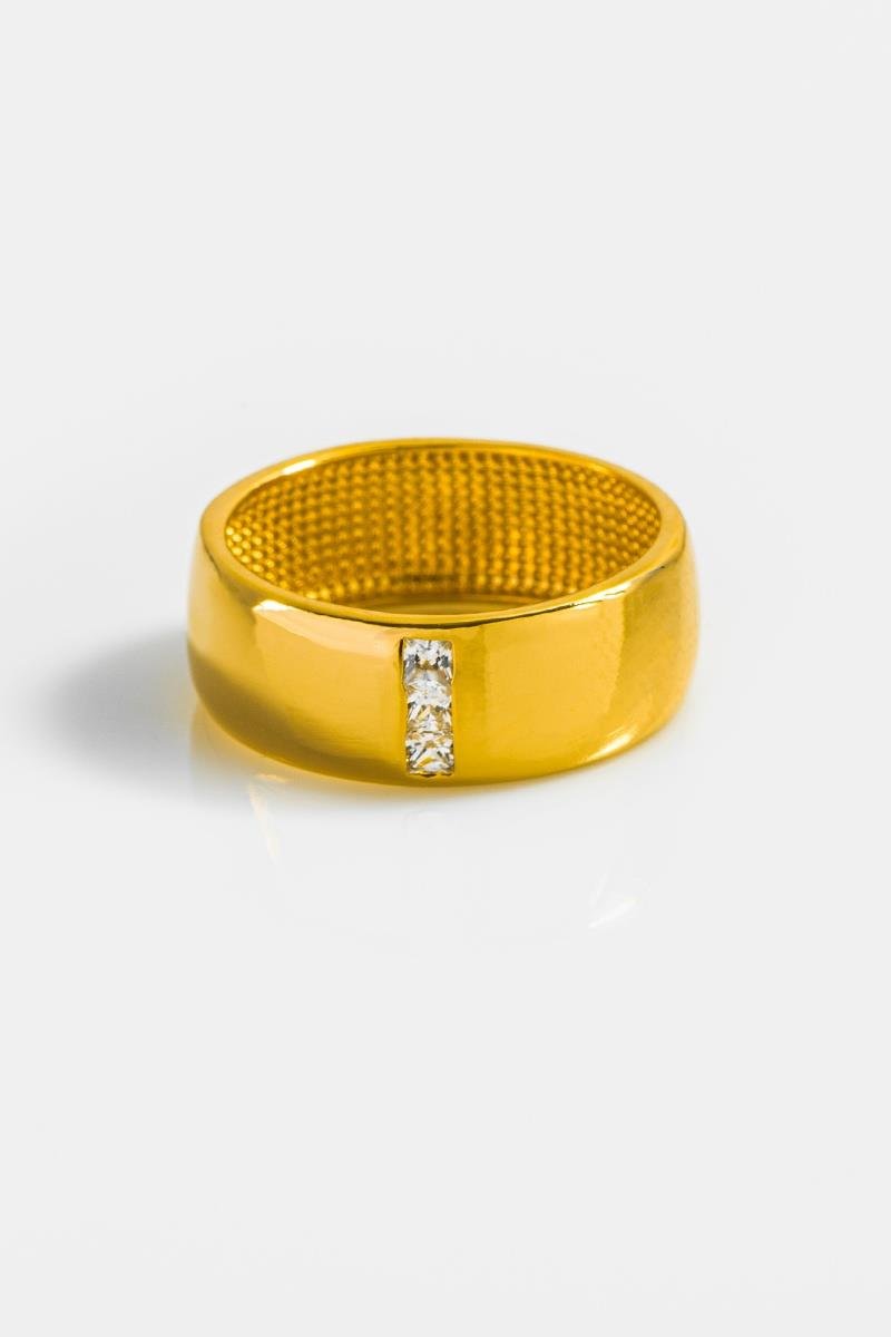 ANEL GROSSO COM DETALHE CRAVEJADO EM ZIRCÔNIAS 7MM ESPESSURA OURO