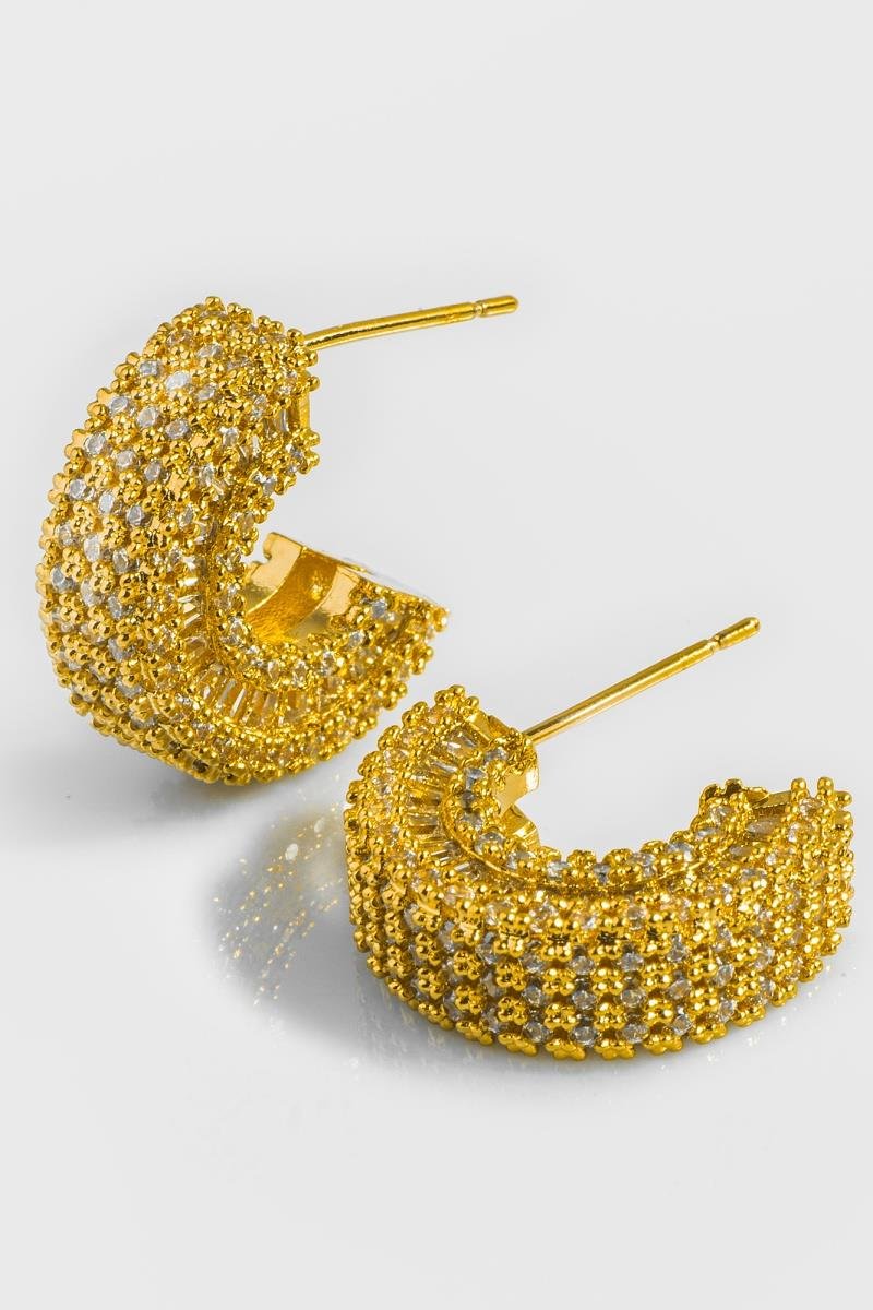 BRINCO MEIA ARGOLA CRAVEJADA 3 FIOS DE ZIRCÔNIAS BAGUET NA LATERAL 18MM OURO