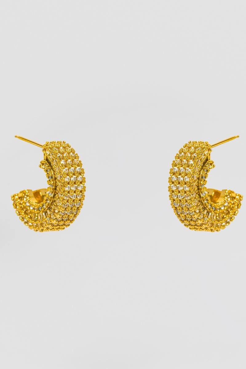 BRINCO MEIA ARGOLA CRAVEJADA 3 FIOS DE ZIRCÔNIAS BAGUET NA LATERAL 18MM OURO
