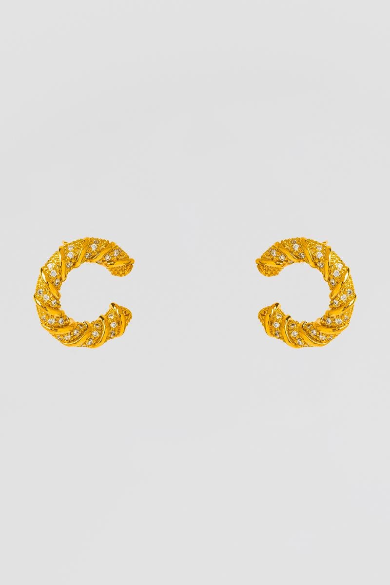 BRINCO MEIA ARGOLA TRANÇADA COM FIOS LISO CRAVEJADO EM ZIRCÔNIAS 17MM OURO