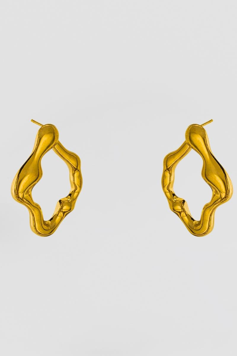 BRINCO ORGÂNICO VAZADO CURVADO 29MM LISO OURO