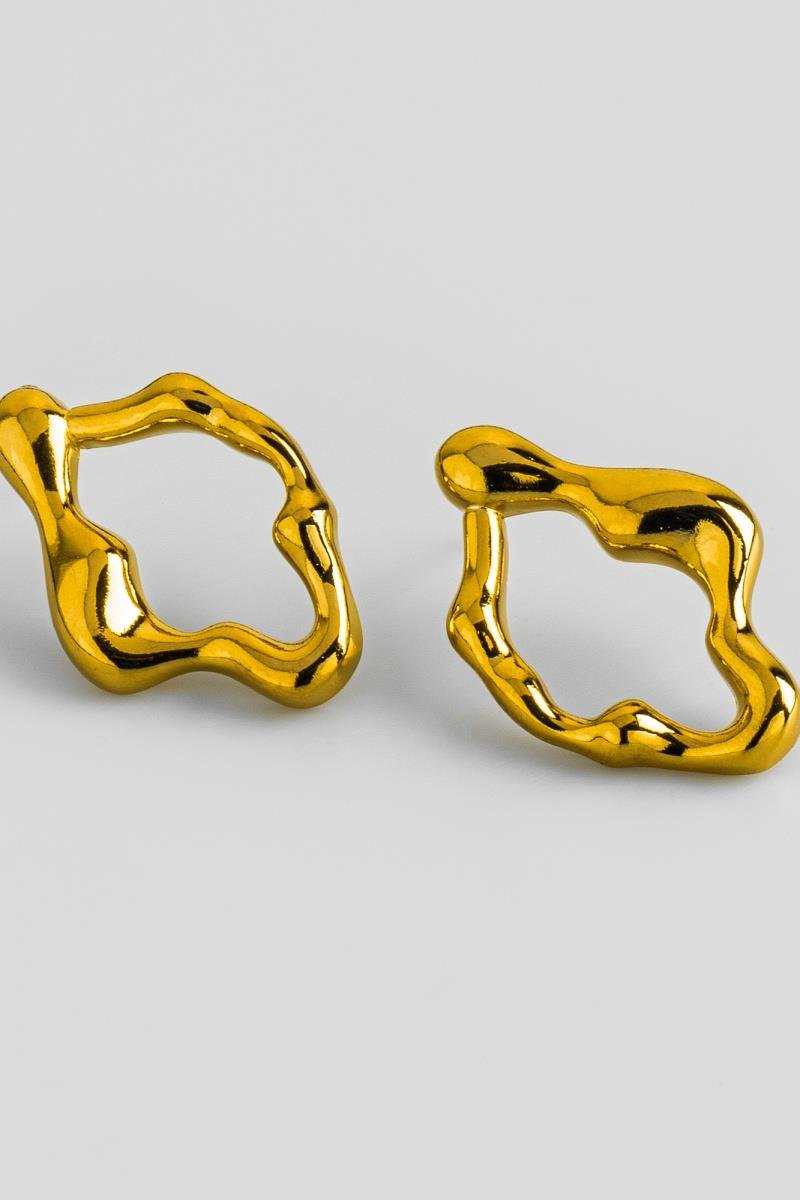 BRINCO ORGÂNICO VAZADO CURVADO 29MM LISO OURO