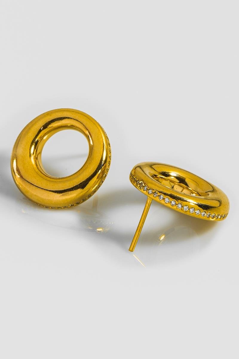 BRINCO REDONDO LISO VAZADO COM DETALHE CRAVEJADO EM ZIRCÔNIAS NA LATERAL 19MM OURO