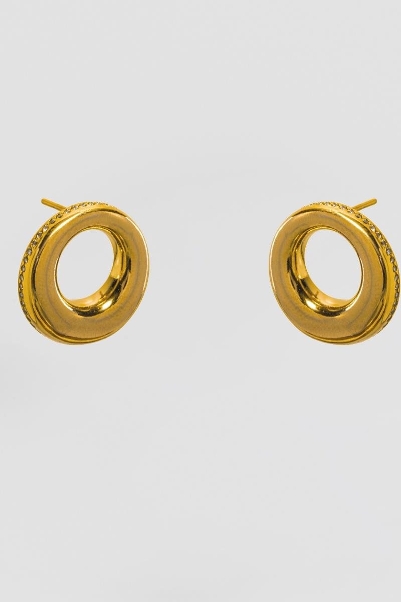BRINCO REDONDO LISO VAZADO COM DETALHE CRAVEJADO EM ZIRCÔNIAS NA LATERAL 19MM OURO