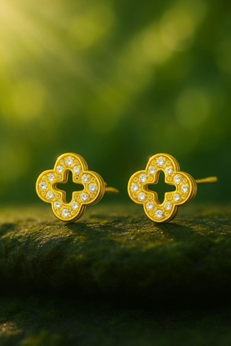 BRINCO TREVO CRAVEJADO EM ZIRCÔNIAS VAZADO 11MM OURO