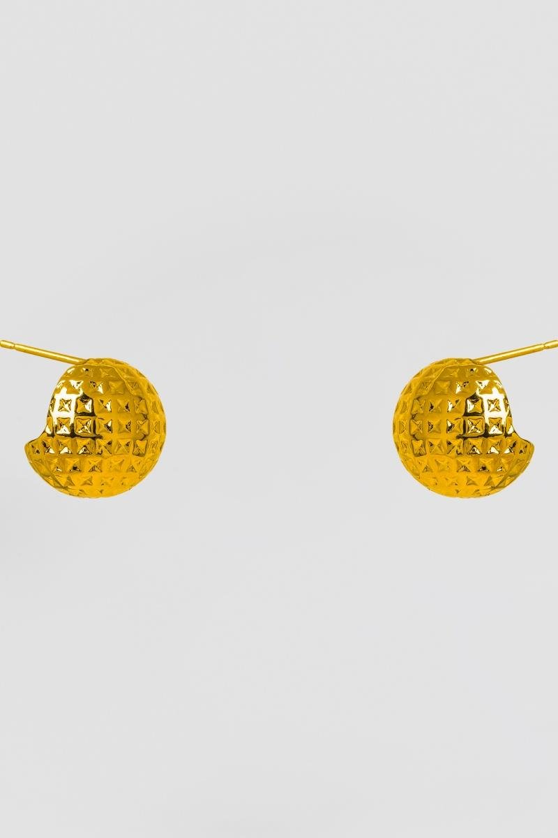 BRINCO MEIA BOLA COM DETALHE FACETADO 14MM OURO