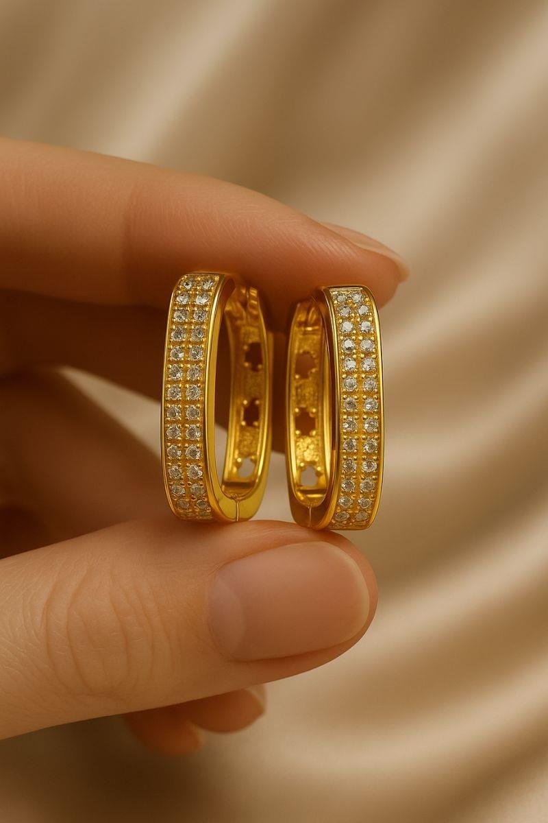 BRINCO ARGOLA CRAVEJADO EM ZIRCÔNIAS CLICK RETANGULAR 14X16MM OURO