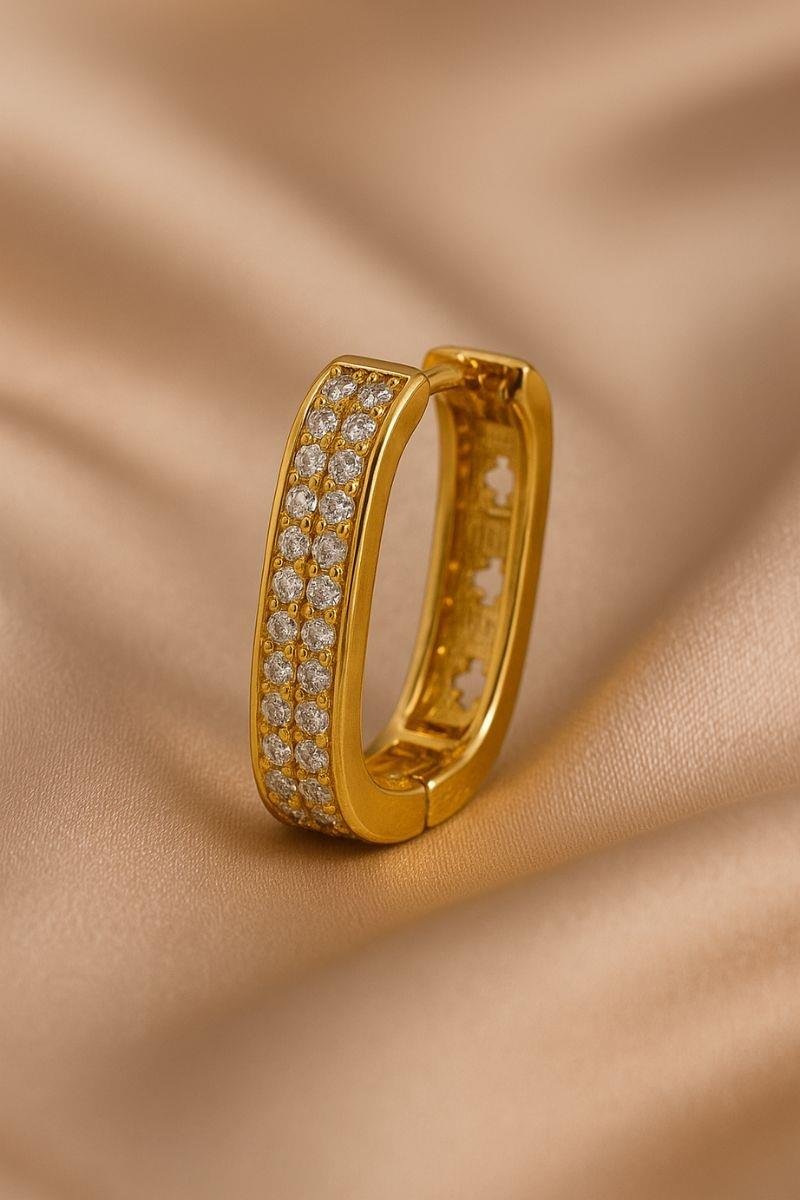 BRINCO ARGOLA CRAVEJADO EM ZIRCÔNIAS CLICK RETANGULAR 14X16MM OURO