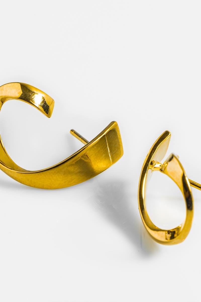 BRINCO ORGÂNICO MEIA GOTA VAZADA 24MM OURO