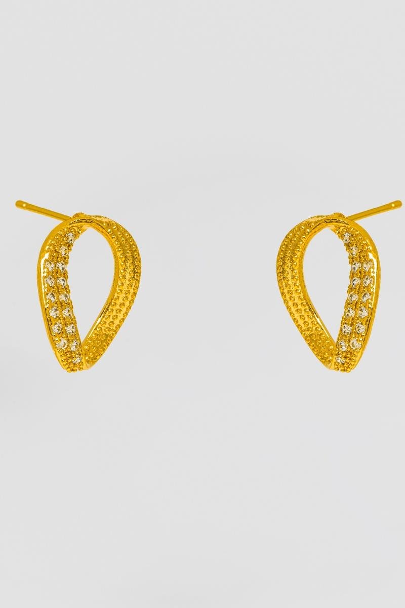 BRINCO OVAL CRAVEJADO EM ZIRCÔNIAS DETALHE BOLEADO VAZADO 11X15MM OURO