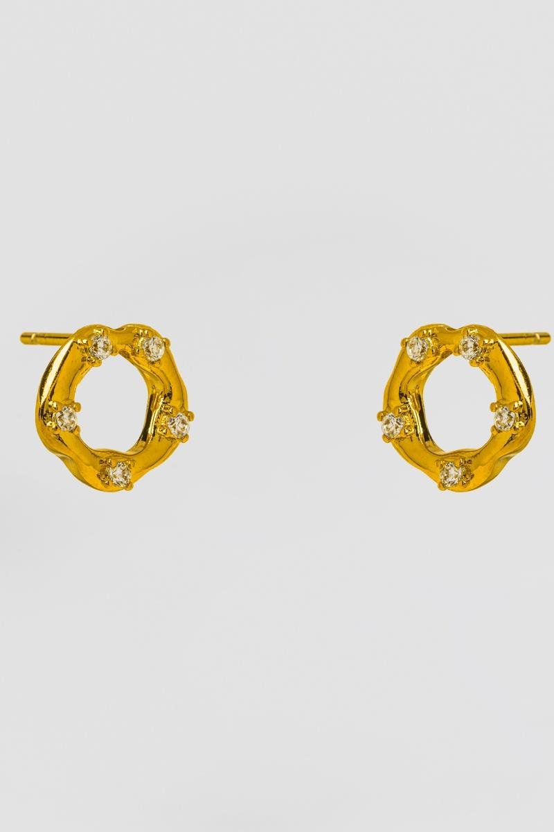 BRINCO ORGÂNICO REDONDO COM CINCO ZIRCÔNIAS VAZADO 10MM OURO