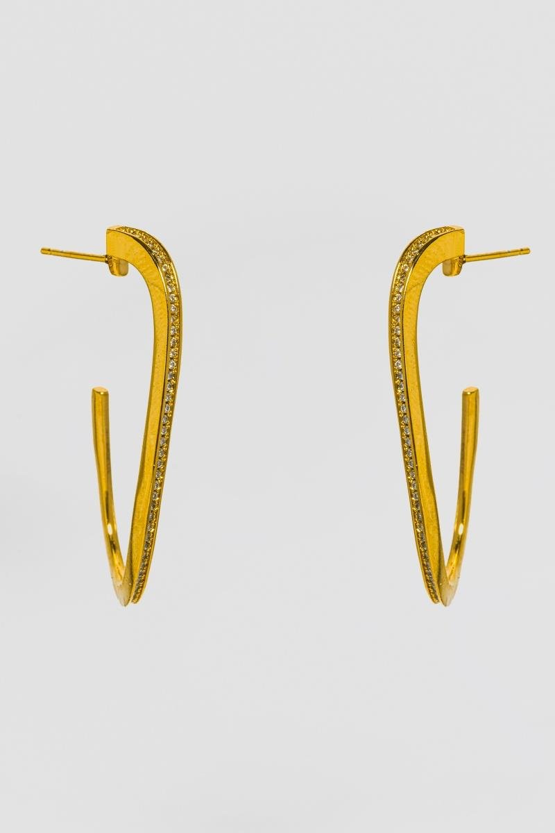 BRINCO ARGOLA CRAVEJADA EM ZIRCÔNIAS OVAL DETALHE ONDULADO 42MM OURO