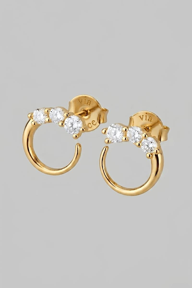 BRINCO MEIA ARGOLA TRIO DE ZIRCÔNIAS FIO LISO OURO