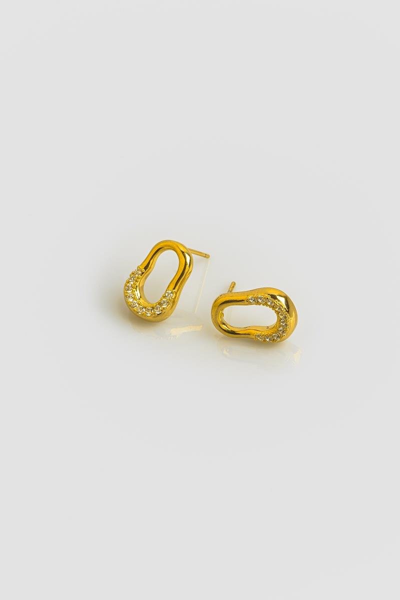 BRINCO ORGÂNICO OVAL VAZADO CRAVEJADO EM ZIRCÔNIAS 10X15MM OURO