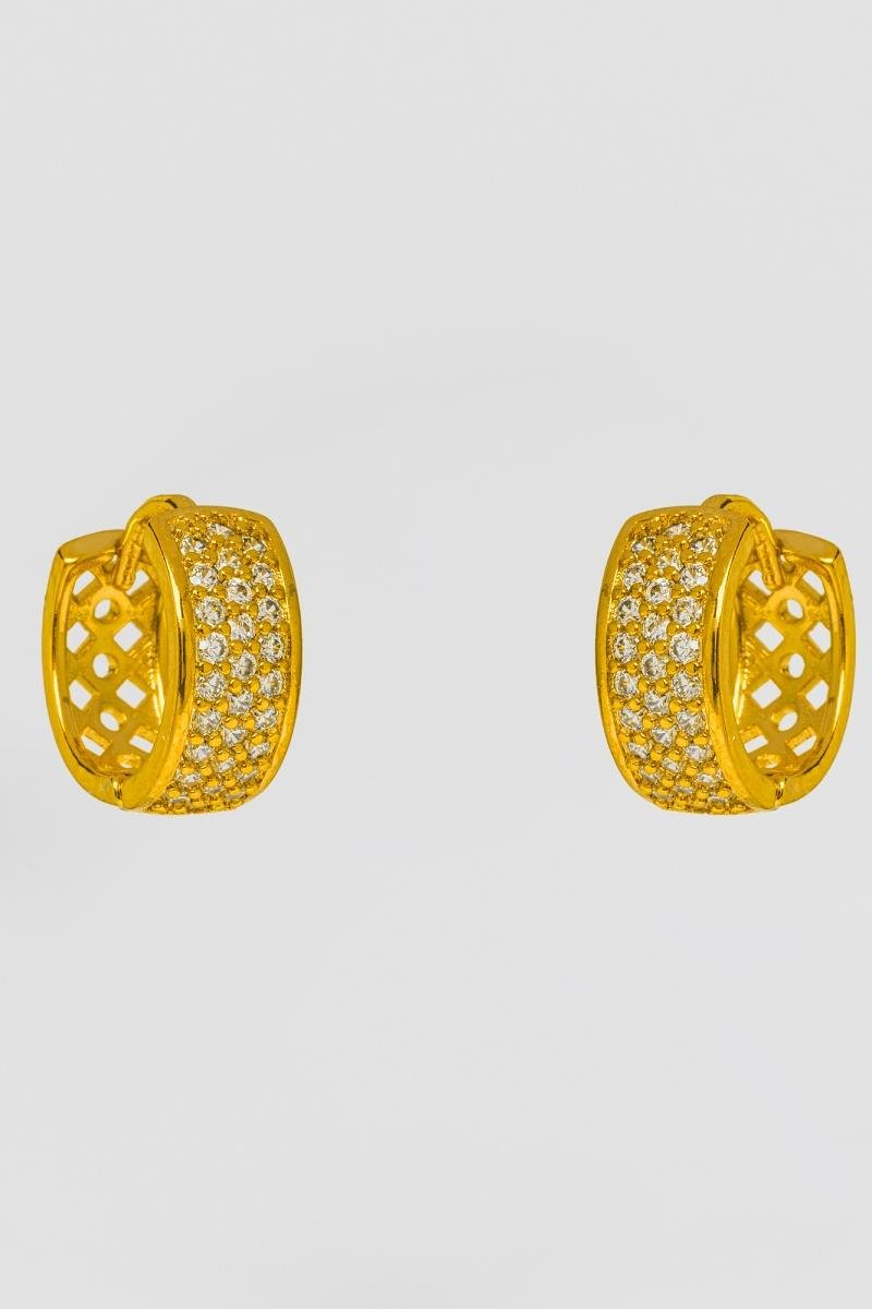 BRINCO DE ARGOLA CRAVEJADA COM TRÊS FILEIRAS DE ZIRCÔNIAS CLICK 15MM DETALHE VAZADO OURO