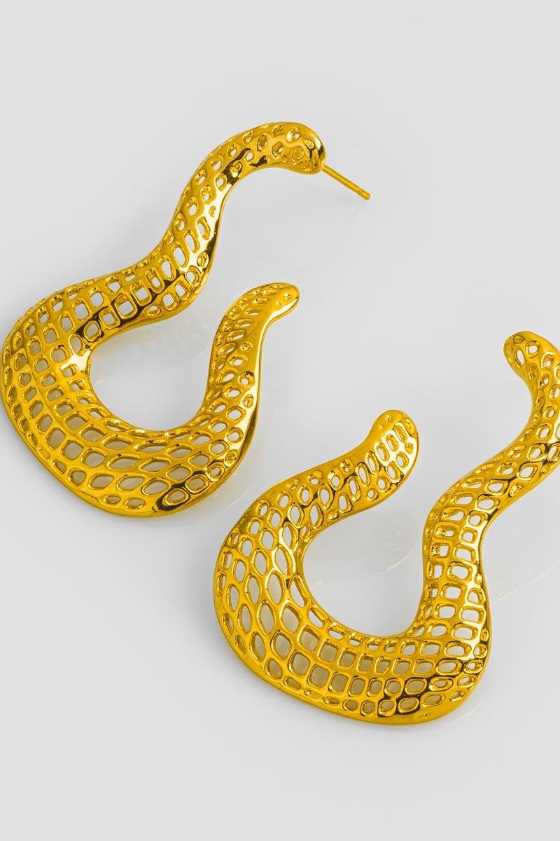 BRINCO ORGÂNICO GANCHO CURVADO DETALHE VAZADO 39MM OURO