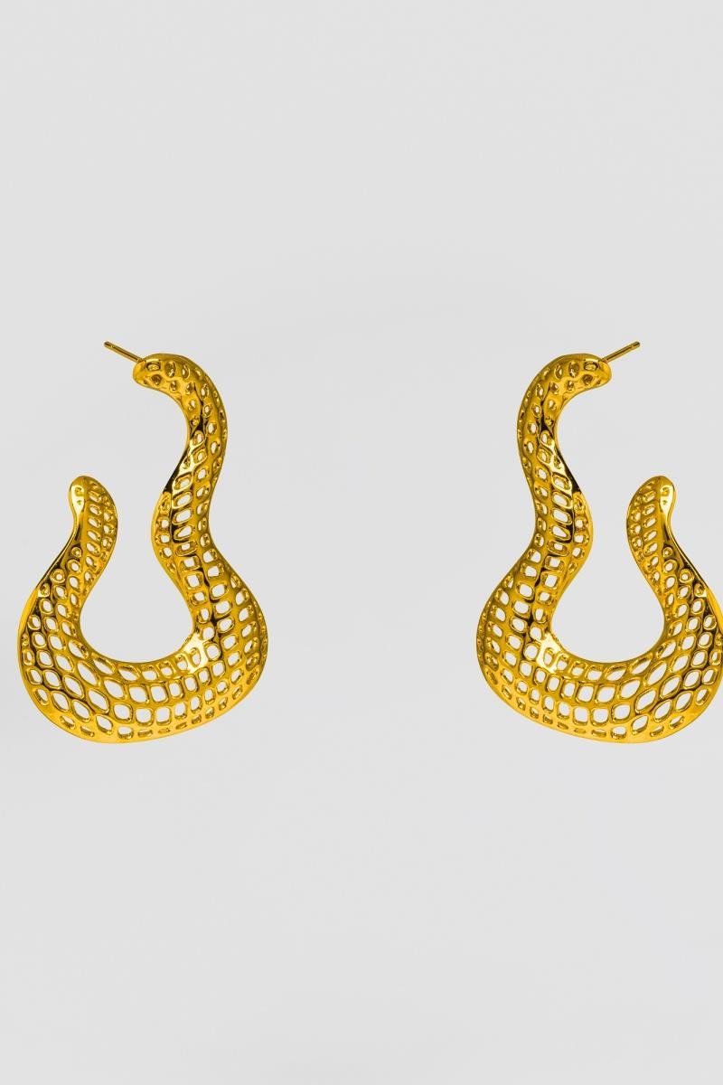 BRINCO ORGÂNICO GANCHO CURVADO DETALHE VAZADO 39MM OURO