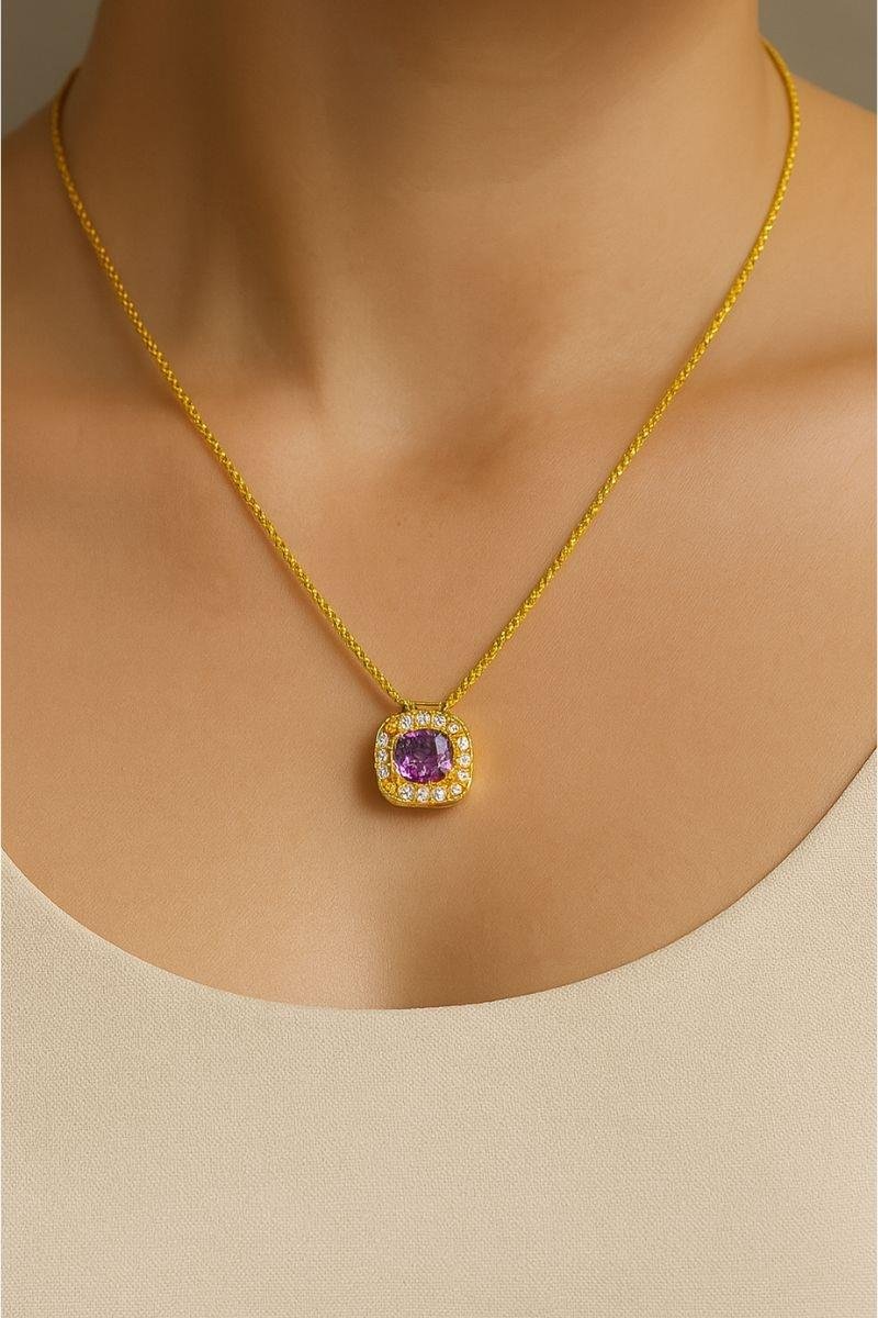 COLAR PINGENTE QUADRADO CRAVEJADO EM ZIRCÔNIAS PONTO DE LUZ ROXO AMETISTA OURO
