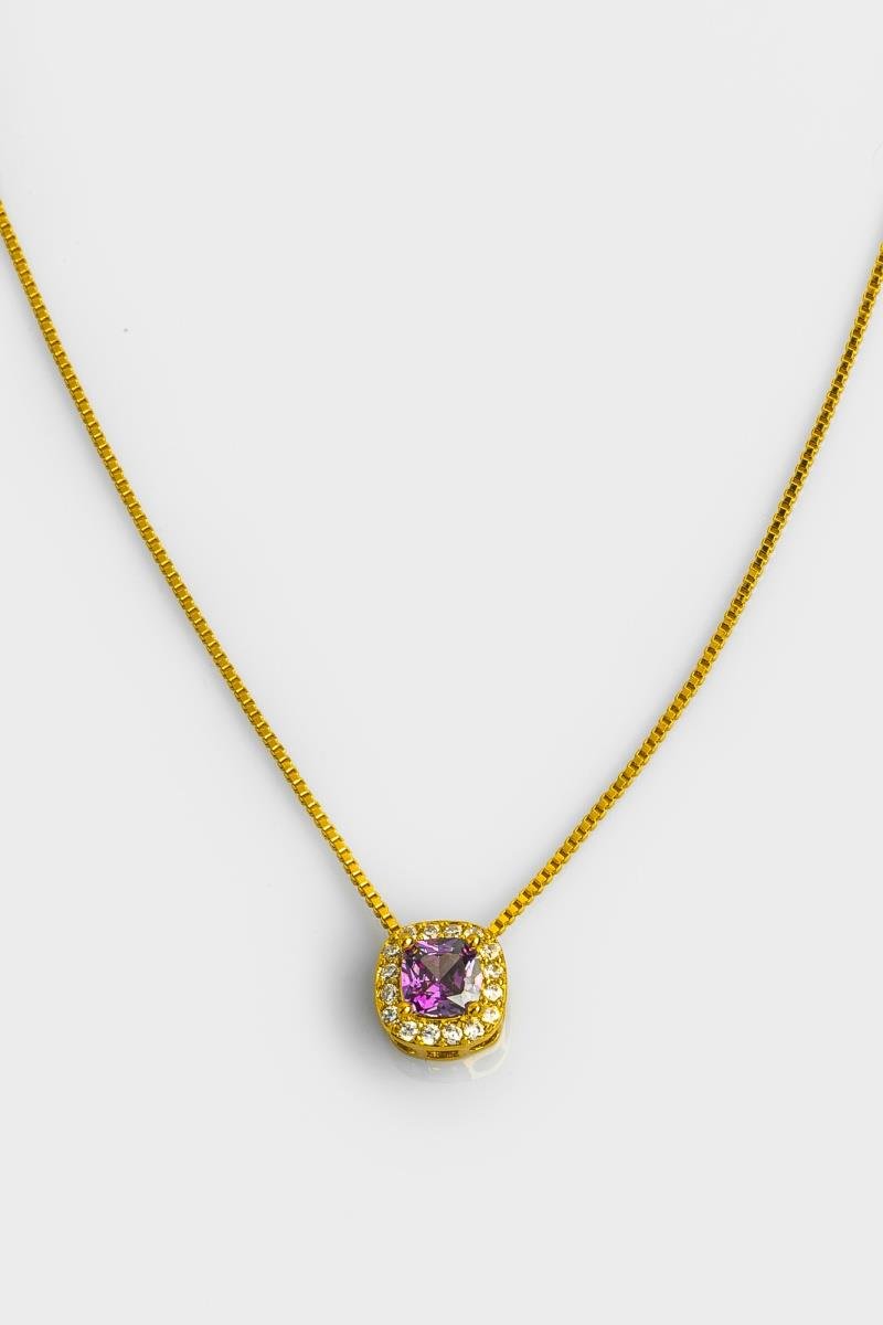 COLAR PINGENTE QUADRADO CRAVEJADO EM ZIRCÔNIAS PONTO DE LUZ ROXO AMETISTA OURO