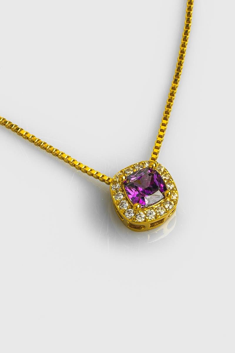 COLAR PINGENTE QUADRADO CRAVEJADO EM ZIRCÔNIAS PONTO DE LUZ ROXO AMETISTA OURO
