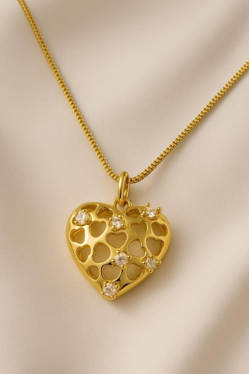 COLAR CORAÇÃO VAZADO COM ZIRCÔNIAS 17X19MM OURO