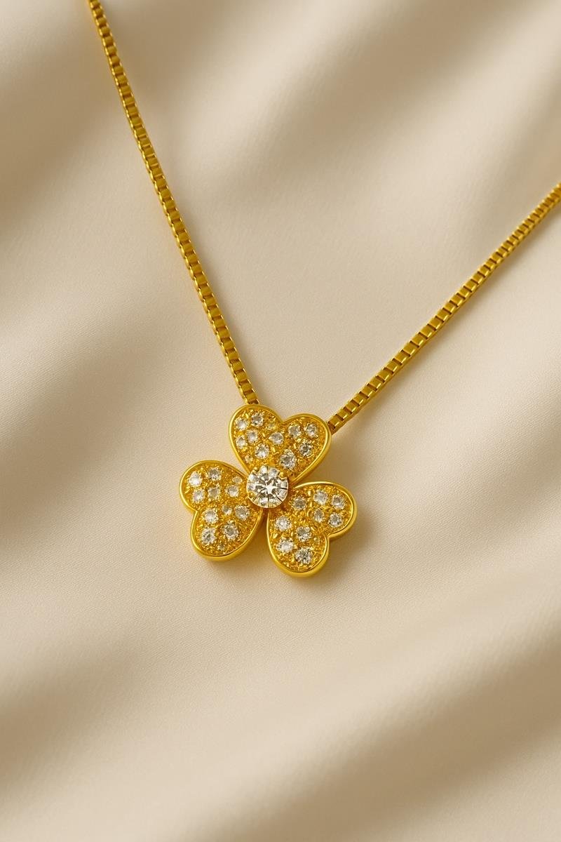 COLAR DE TREVO TRÊS FOLHAS CRAVEJADA EM ZIRCÔNIAS PONTO DE LUZ 40CM OURO