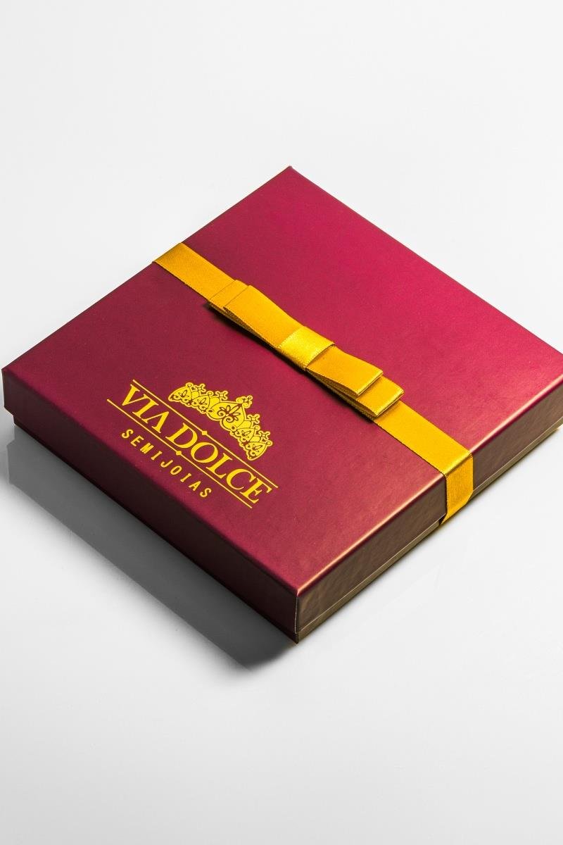 CAIXINHA PARA PRESENTE RÍGIDA VIA DOLCE MARSALA 15X15X3 COM LAÇO DOURADO E VELUDO INTERNO