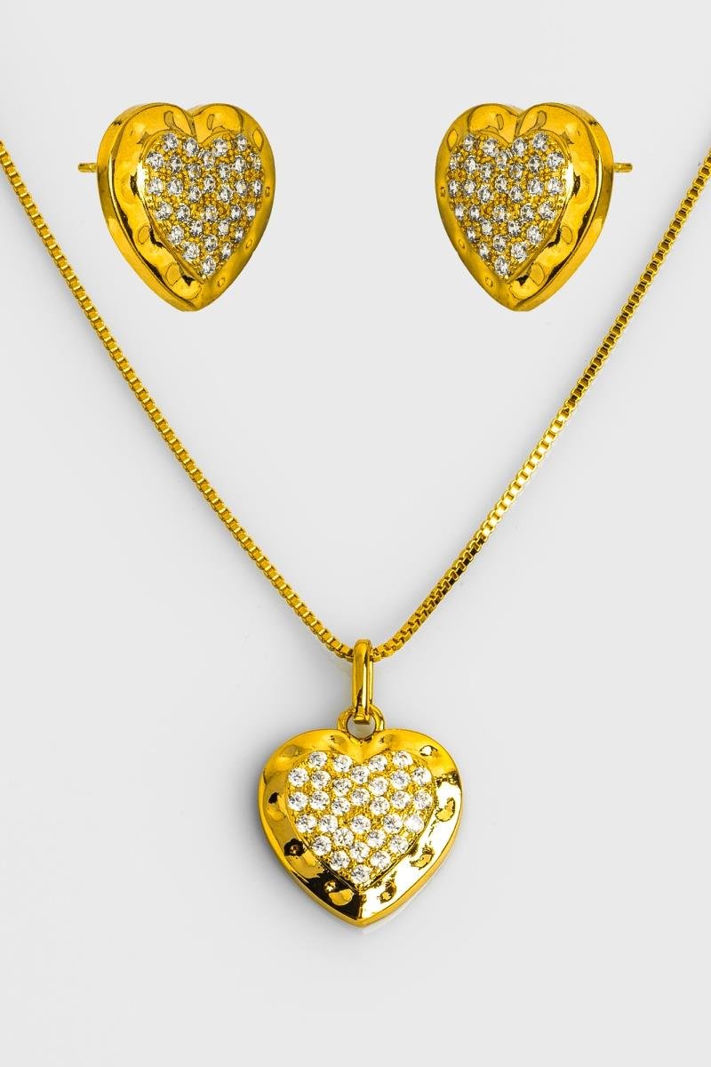 CONJUNTO DE CORAÇÃO CRAVEJADO EM ZIRCÔNIAS BORDA LISA COM DETALHES OURO